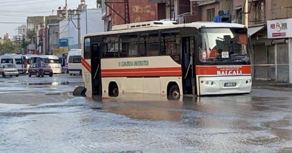 CHP'li belediyelerde görüntüler değişmiyor! Su borusu patladı! Sokaklar göle döndü, asfalt çöktü!