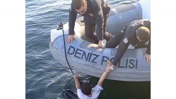 Haliç'te fotoğraf çekerken denize düştü!