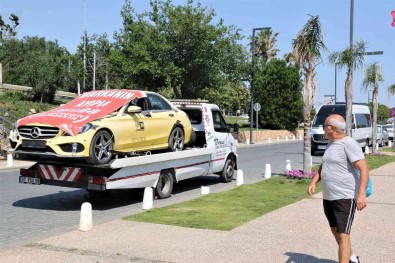 Aldigi Lüks Otomobil Ile Hayal Kirikligi Yasayan Adam, Araca Çekici Üzerinde Sehir Turu Attirdi