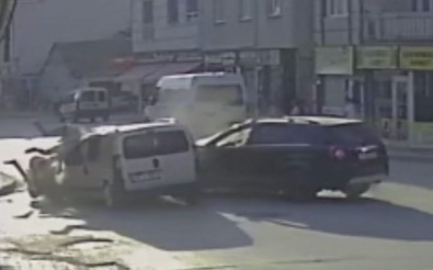 Bu Kavsakta 350 Kaza Yasandi; O Anlar Kameraya Yansidi