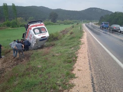 Hasta Naklinden Dönen Ambulans Sarampole Devrildi Açiklamasi 3 Yarali