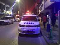 Il Disindaki Komsusunun Dairesinde Kanlar Görünce Polis Çagirdi