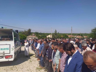 Kazada Hayatini Kaybeden Aile Fertleri Yan Yana Topraga Verildi