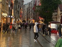 Taksim'de Saganak Yagis Vatandaslara Zor Anlar Yasatti