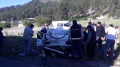 Tir, Otomobili Kagit Gibi Ezdi Açiklamasi 1 Ölü, 3 Yarali