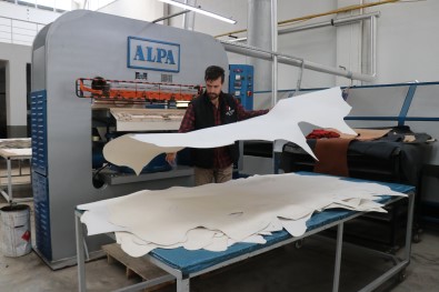 Türkiye'ye Ayakkabiyi Bu Ilçe Giydiriyor