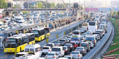 Yola çıkacaklar dikkat! İstanbul'da trafik kilit! Kilometrelerce kuyruk var.