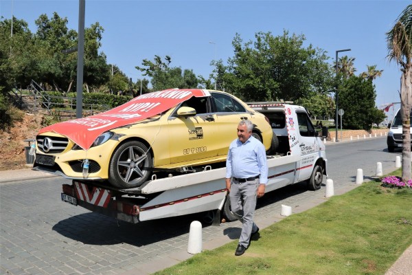 Hatalı aracını sokaklarda çekiciyle gezdirdi!