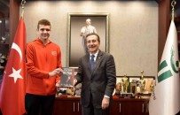 Baskan Ahmet Ataç, Milli Yüzücü Emre Kahraman'i Kutladi