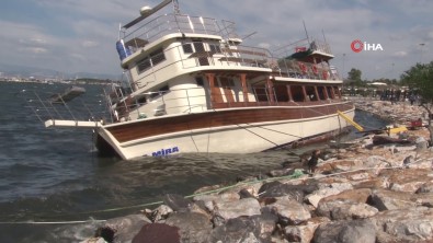 Izmir'de Siddetli Rüzgar Tekneyi Devirdi