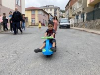 Sancaktepe'de Ölüm Teget Geçti Açiklamasi Küçük Çocuk, Cipin Altindan Yara Almadan Kurtuldu