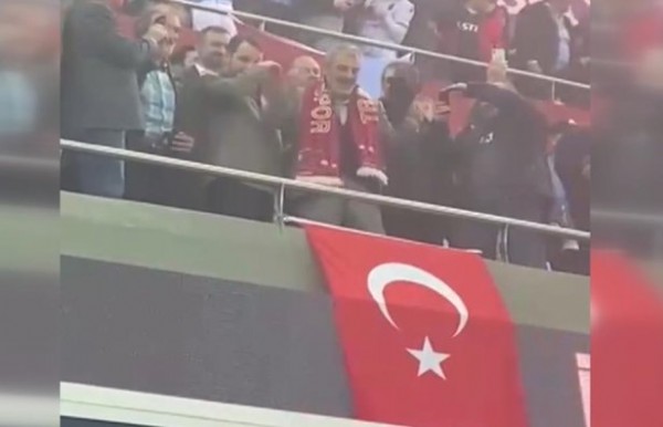 Trabzonsporlu Eski Hazine ve Maliye Bakanı Berat Albayrak'ın 'şampiyonluk' gözyaşları!