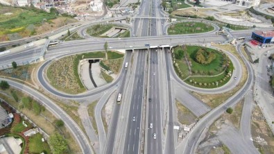 Istanbul'da Bayramin Ilk Gününde Yollar Bos Kaldi