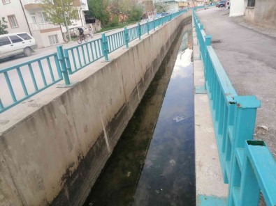 Kütahya'daki Sulama Kanali Temizlendi