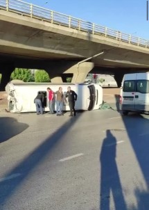 5 Kisinin Yaralandigi Kazada, Devrilen Servis Minibüsünün Soförü Olay Yerinden Kaçti