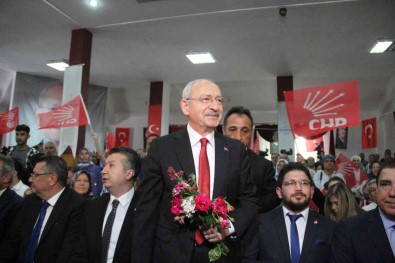 Kiliçdaroglu, Bucak'ta Partisine Yeni Katilanlara Rozetlerini Takti