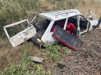 Manisa'da Lastigi Patlayan Otomobil Tarlaya Devrildi, 2 Kisi Ölümden Döndü