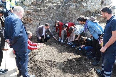 Ortaokul Ögrencileri Tarihi Bin 100'Lü Yillara Dayanan Akçakale Kalesi'nde Kazi Yapti