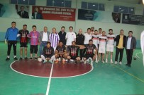 Protokol Üyeleri Roman Gençlerle Salon Futbolu Oynadilar