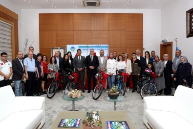 Resim Yarismasinda Dereceye Giren Ögrenciler Ödüllerini Aldi