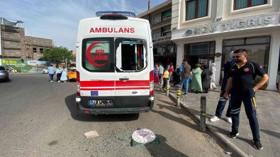 Akli Dengesi Yerinde Olmayan Sahis Park Halindeki Ambulansin Camini Kirdi