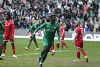 Bursaspor'un Portekizli Futbolcusu Joao Pedro Takima Veda Etti