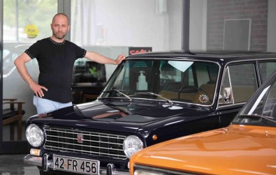 Çocukluk Hayali 1975 Model Arabayi Aldi, Yurt Disindan Getirdigi Parçalarla Topladi