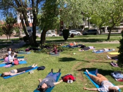 Parkta Düzenlenen Ücretsiz Yoga Etkinligi Yogun Ilgi Gördü