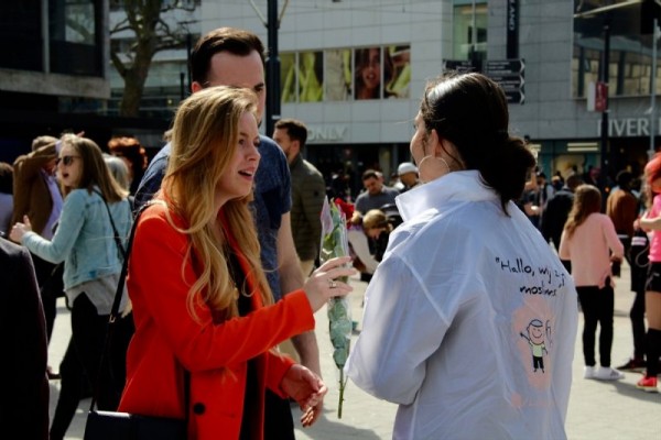 Hollanda'da 10 bin gül ile İslam'ı anlattılar!