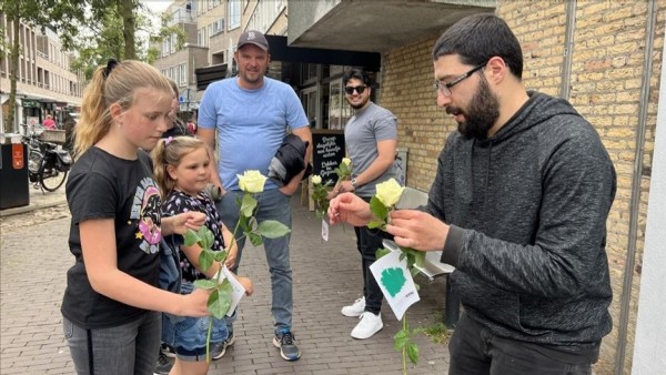 Hollanda'da 10 bin gül ile İslam'ı anlattılar!