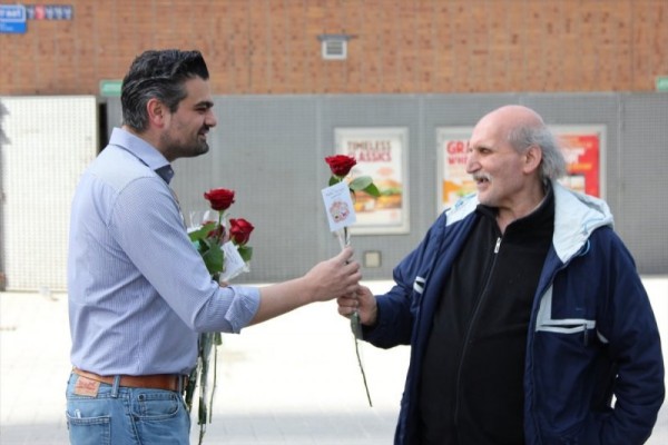 Hollanda'da 10 bin gül ile İslam'ı anlattılar!