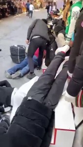 Fatih'te Husumetli Iki Esnaf Arasinda Silahli Çatisma Açiklamasi 1'I Polis 5 Yarali