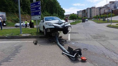 Samsun'da Trafik Lambasina Çarpan Otomobil Hurdaya Döndü