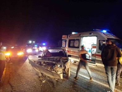 Tarsus'ta 2 Otomobil Çarpisti Açiklamasi 6 Yarali