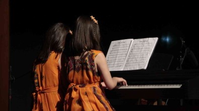 Tatvan'da Minik Müzisyenler Yeteneklerini Sergiledi