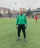 58 Yasindaki Kaleci Gençlere Tas Çikartiyor