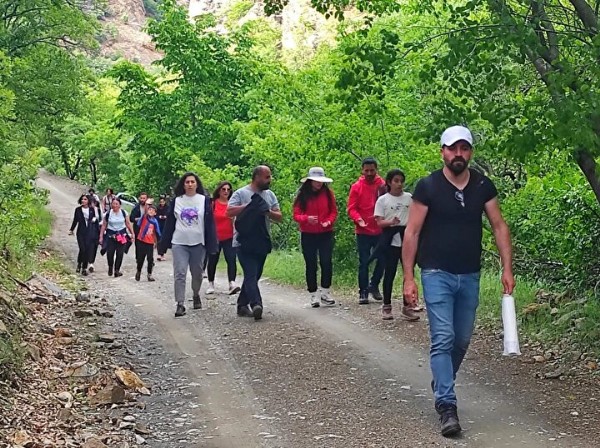 Sadece 15 gün ortaya çıkıyor! Görmek için kilometrelerce yürüyorlar!
