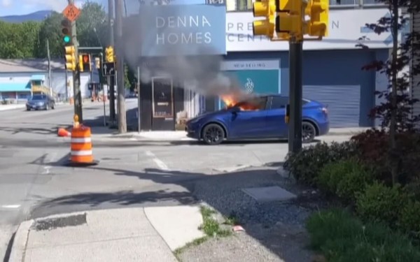 Tesla Model Y, durup dururken alev aldı!