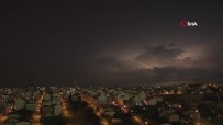 Istanbul'da Simsekler Geceyi Aydinlatti