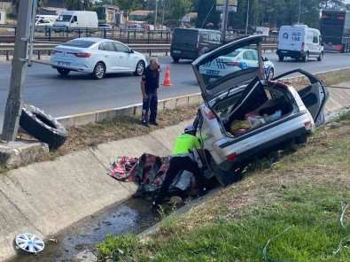 Kontrolden Çikan Otomobil Yol Kenarindaki Tahliye Kanalina Uçtu Açiklamasi 2 Ölü