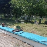 Pazaryeri'nde Mezarlik Temizleme Çalismalari Devam Ediyor