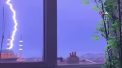 Yildirim Cami Kubbesindeki Paratonere Düstü, O Anlar Kamerada