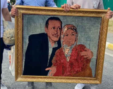 Cumhurbaşkanı ve annesi Tenzile Hanım'ın resmedildiği ipek halıy Millet Bahçesi'ne getirdiler