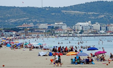 Sicaklik Artti, Tatilciler Çesme'ye Akin Etti