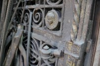 Tarihi Eser Avcilari Bu Kapinin Pesini Birakmiyor