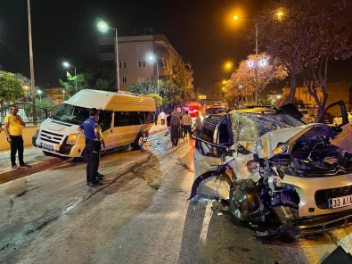 Tarsus'ta Minibüsle Otomobil Çarpisti Açiklamasi 3 Yarali