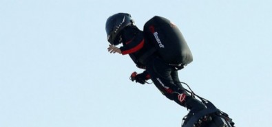 “Uçan adam” bu sefer çakıldı! 15 metre yüksekten göle düştü .