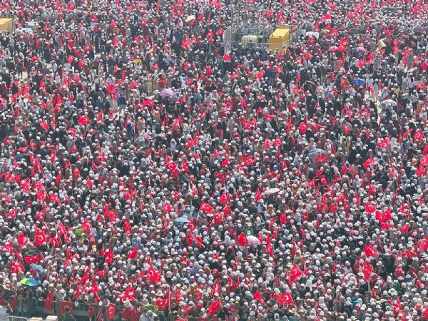 Fethin coşkusu millet bahçesinde! 1 milyon kişiyle devam kutlama!