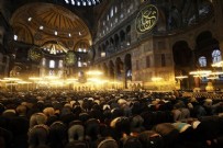 Ayasofya Cami'ne bayramın ilk günü ziyaretçi akını