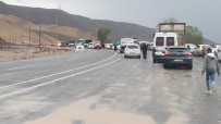 Igdir'da Yagmur Sonrasi Heyelan Açiklamasi Igdir-Erzurum Yolu Kapandi